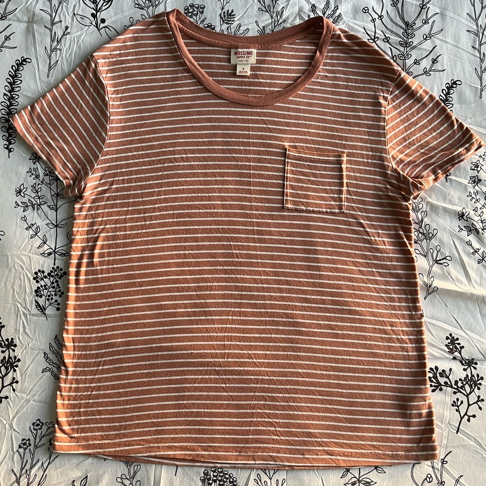 Size small (fits like a medium) Very cute mossimo top